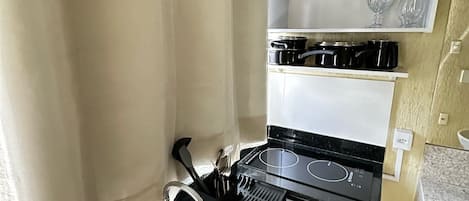 Stovetop, toaster, blender, cookware/dishes/utensils