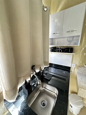 Parrilla de estufa, tostadora, licuadora y utensilios de cocina