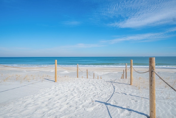 Chaises longues, serviettes de plage