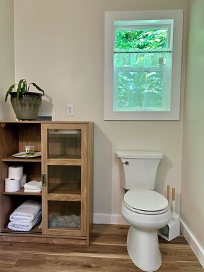 Douche, serviettes fournies, savon, papier toilette