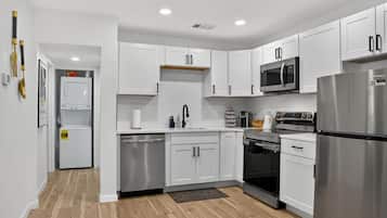 Een magnetron, een oven, een kookplaat, een vaatwasser