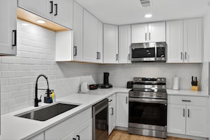 Microwave, oven, stovetop, dishwasher - Chic Stay World Cup Free Parking Extended Stays (Dallas)