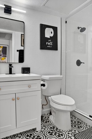 Hair dryer, towels, soap, toilet paper - Chic Stay World Cup Free Parking  Extended Stays (Dallas)
