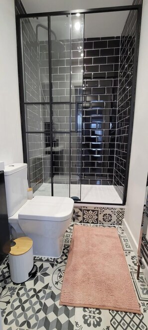 Shower, towels