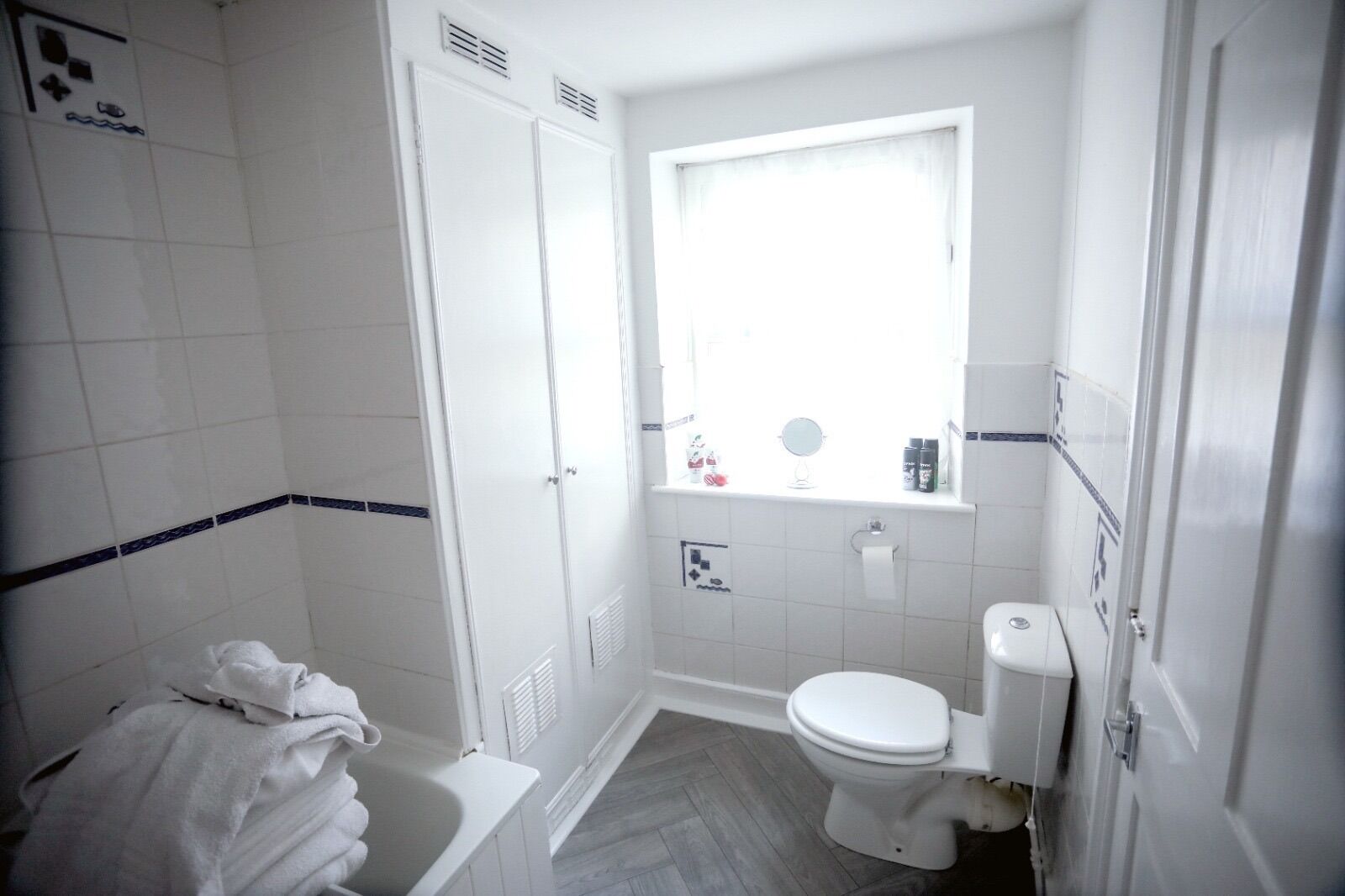 Dusj, hårføner og håndklær