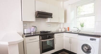2-Bed Apartment, Sleeps 6, 8-min walk to Centre