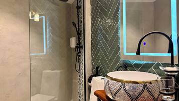 Een douche, een haardroger, handdoeken, zeep