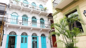 A building with multiple balconies, large windows, and a sign that reads "Espacio Comercial." - CASA ESMERALDA, duplex raffiné de 120m2 (Panama)