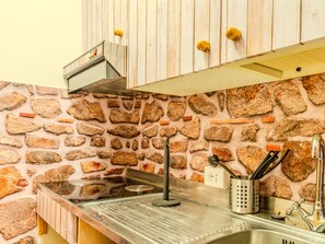KĂŒhlschrank, Mikrowelle, Kochgeschirr/Geschirr/Besteck