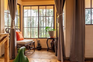 Maison Traditionnelle, vue jardin | Décoration personnalisée, ameublement personnalisé, rideaux occultants
