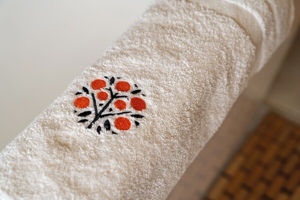 Una toalla con diseño de bordado floral.