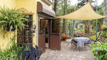 Tradisjonelt hus, hageutsikt | Terrasse/patio