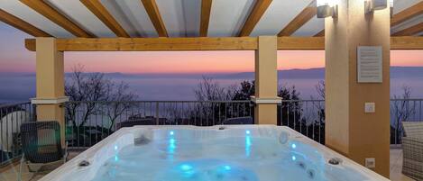 Outdoor spa tub