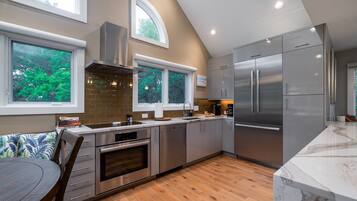 Jääkaappi, mikroaaltouuni, uuni, liesi