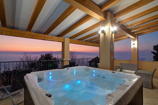 Outdoor spa tub