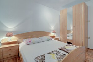 Free WiFi, bed sheets