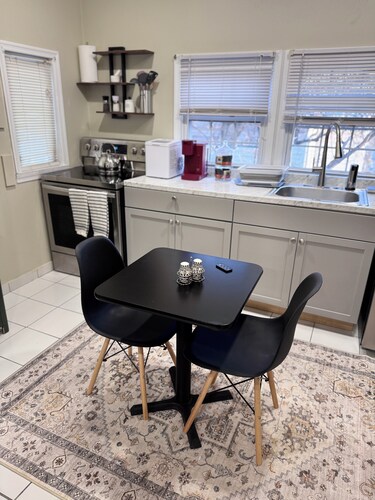 Upper Darby Studio Apartment w/WiFi, AC and a Private Deck.