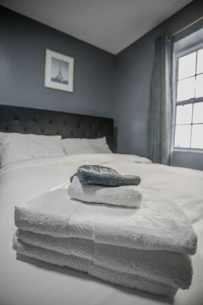 4 bedrooms, iron/ironing board, WiFi, bed sheets