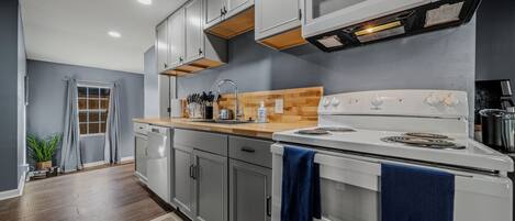 Microondas, horno, placa de cocina y lavavajillas