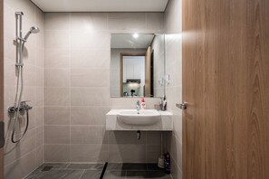 Apartment, 1 Bedroom, Air conditioning, City View | Bathroom