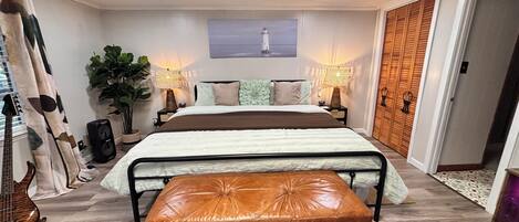 1 dormitorio, tabla de planchar con plancha, wifi y ropa de cama