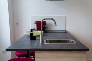 Réfrigérateur, micro-ondes, batterie de cuisine, vaisselle et ustensiles