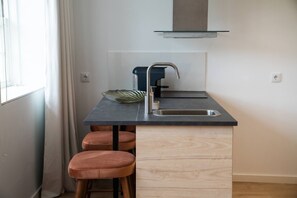Geladeira, micro-ondas, talheres/pratos/utensílios de cozinha
