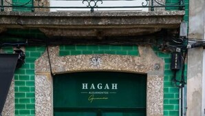 Eine grüne Doppeltür mit dem Namen "HAGAH" und "Alojamientos" darüber.