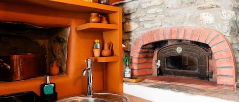 Réfrigérateur, batterie de cuisine, vaisselle et ustensiles