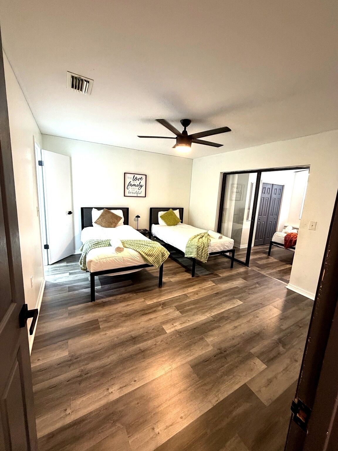 3 bedrooms, desk, iron/ironing board, free WiFi