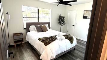 3 bedrooms, desk, iron/ironing board, free WiFi