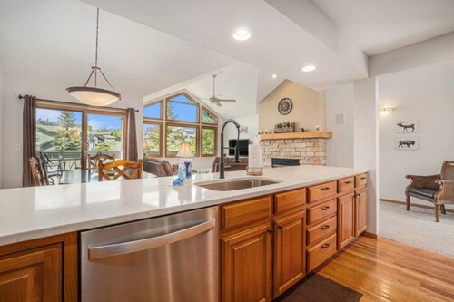 Hot Tub, King Beds, Mountain Views on Balcony & Patio