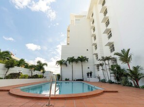 Outdoor pool - Cairns city vibe with convenient comforts. Stroll to restaurants cafes and bars (4870 - Cairns City)