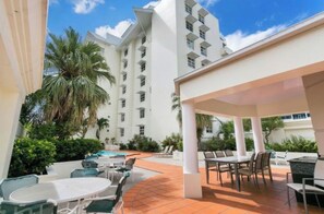 Outdoor dining - Cairns city vibe with convenient comforts. Stroll to restaurants cafes and bars (4870 - Cairns City)