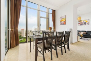 Apartment, 2 Bedrooms, City View | Dining room
