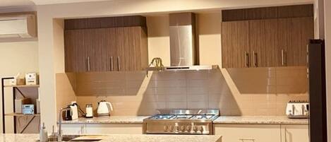 Micro-ondes, four, plaque de cuisson, lave-vaisselle