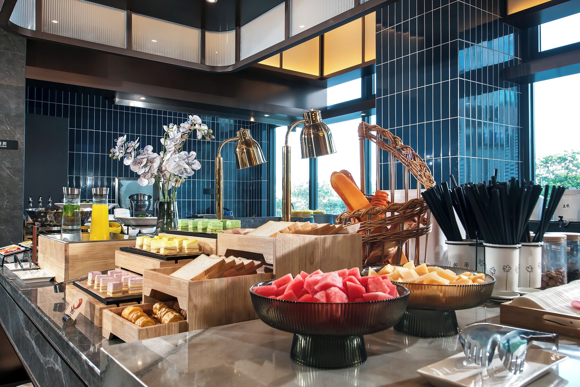 Montaje de bufé con diversos alimentos y un diseño interior moderno.
