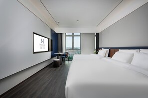 Habitación triple familiar, vistas a la colina | Escritorio, espacio para trabajar con un portátil, wifi gratis