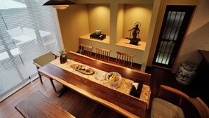 Un coin repas avec une table en bois, des chaises et un vase décoratif.