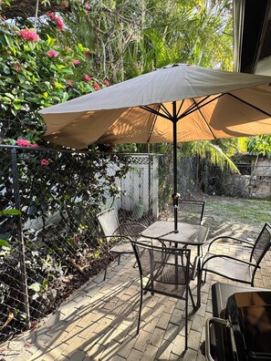 Outdoor dining - Modern & Comfortable 2BR. 5 minutes from the beach. (Pompano Beach)