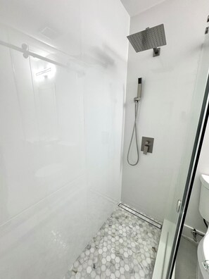 Dusche, Haartrockner, Handtücher, Seife