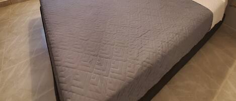 5 bedrooms, iron/ironing board, WiFi, bed sheets