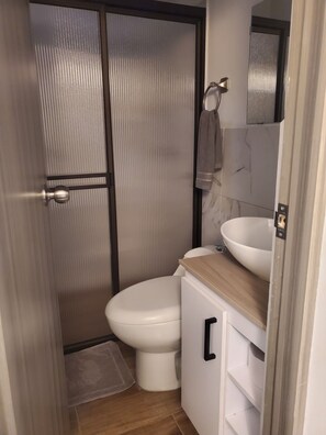 Douche, sèche-cheveux, serviettes fournies, savon