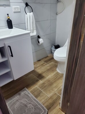 Douche, sèche-cheveux, serviettes fournies, savon