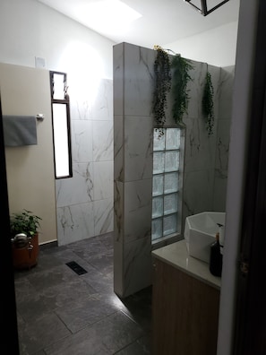 Douche, sĂšche-cheveux, serviettes fournies, savon