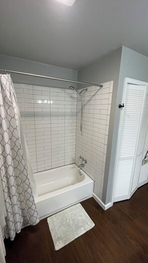 Secador de pelo, toallas, jabón y papel higiénico