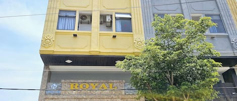Um hotel de vários andares com uma placa grande 'ROYAL' na fachada.