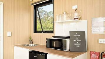 Kühlschrank, Mikrowelle, Herdplatte, Wasserkocher mit Kaffee-/Teezubehör