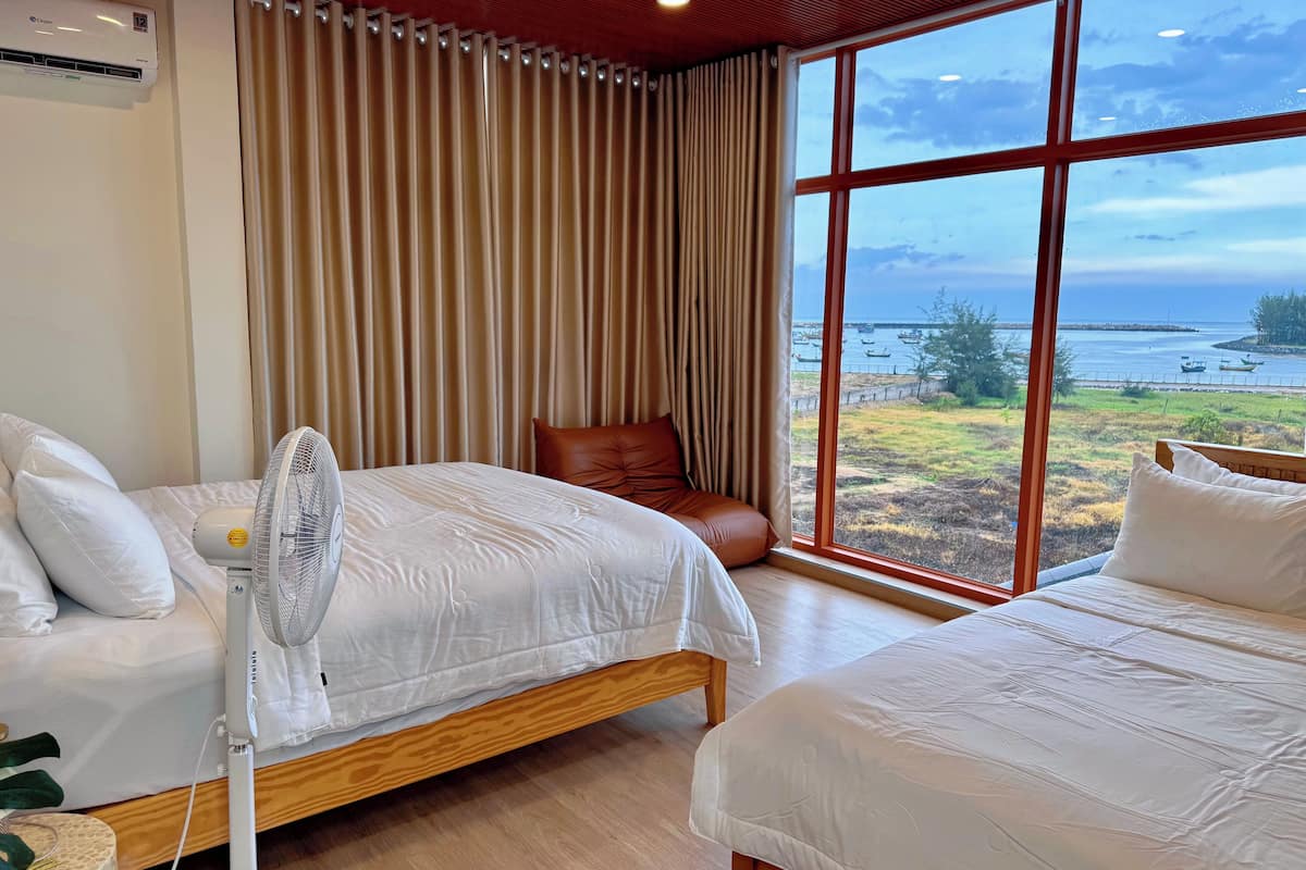 Deluxe Twin Room, Sea View | Desk, free WiFi