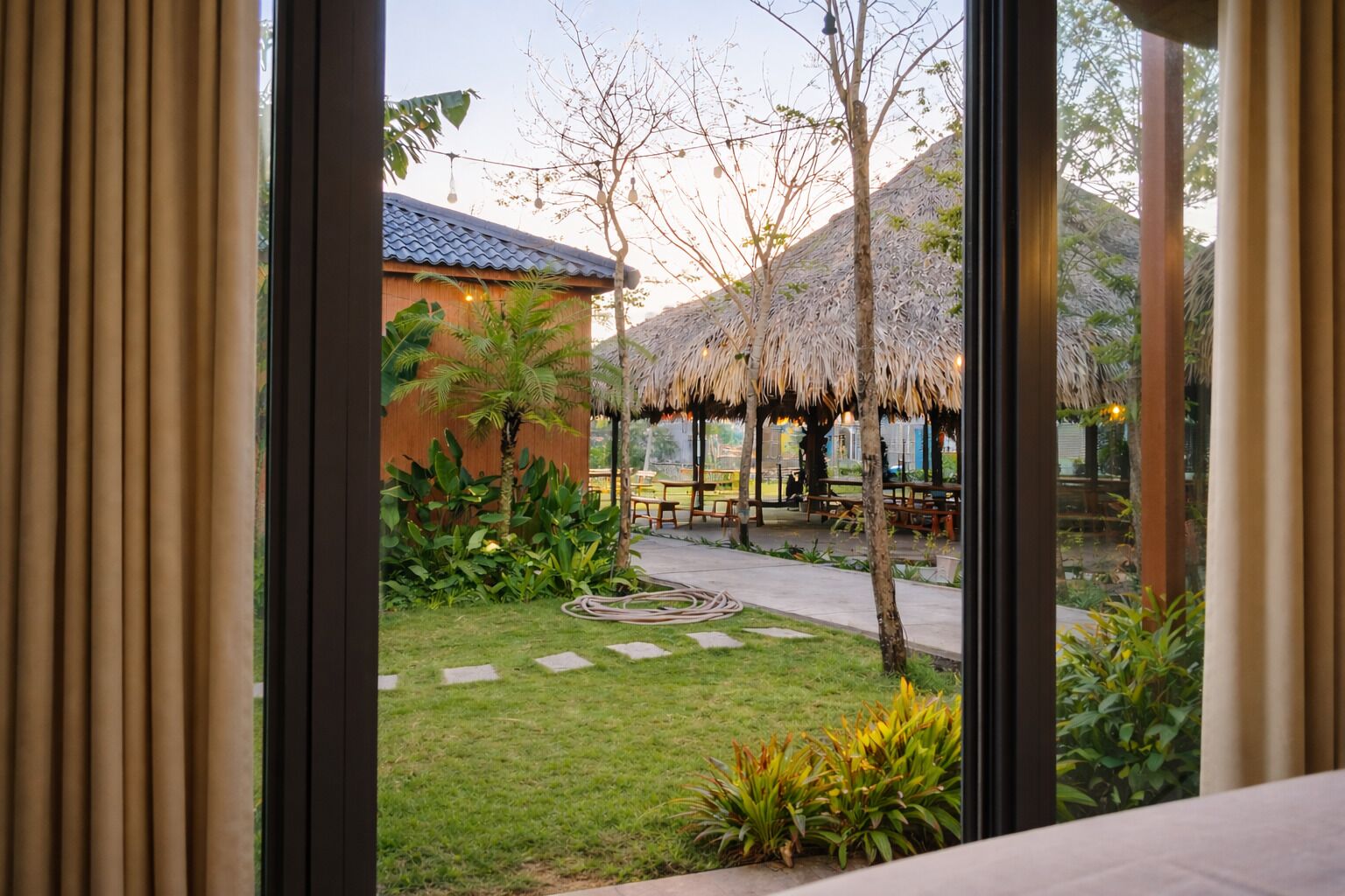 Habitación Deluxe con 2 camas individuales, vista al mar | Vista al jardín